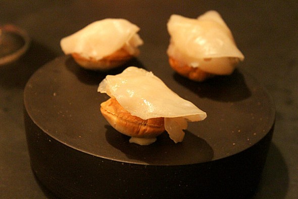 Geoduck, lardo e uma baguetinha aerada (Foto: Pedro Mello e Souza)