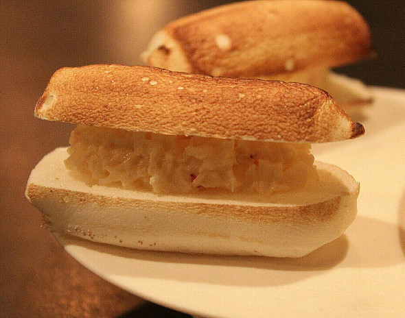 Entradinha do chef Matthew Lightner, em seus tempos de Atera: finger lobster roll (Foto Pedro Mello e Souza)