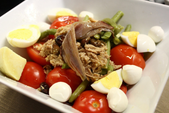 Salada niçoise. Ou mediterrânea, como exigem os italianos. (Foto Pedro Mello e Souza)