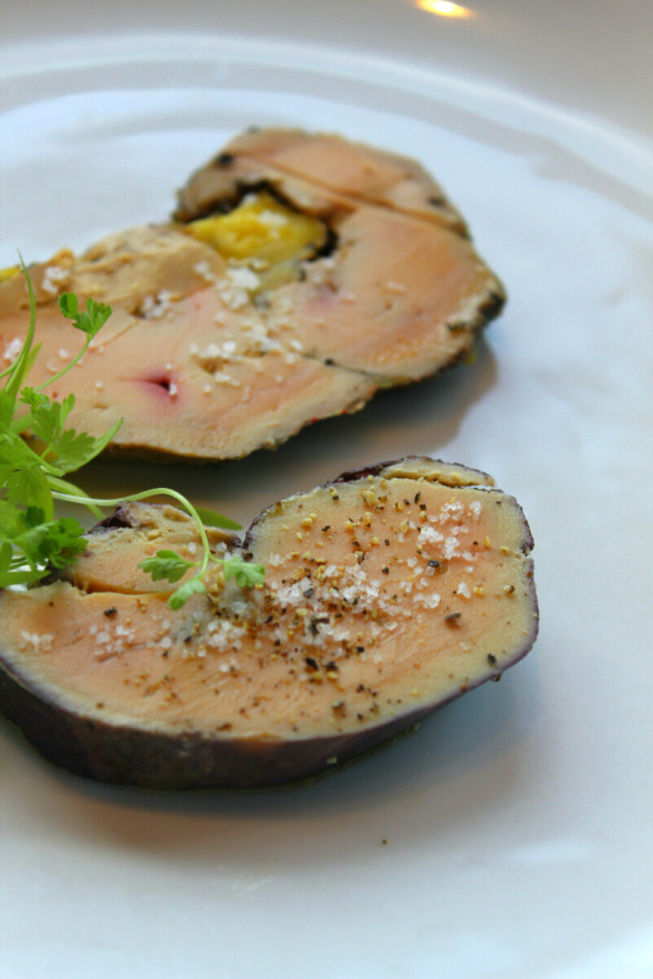O torchon de foie gras do Parigi Bistrô: iguaria em quarentena. (Foto Pedro Mello e Souza)