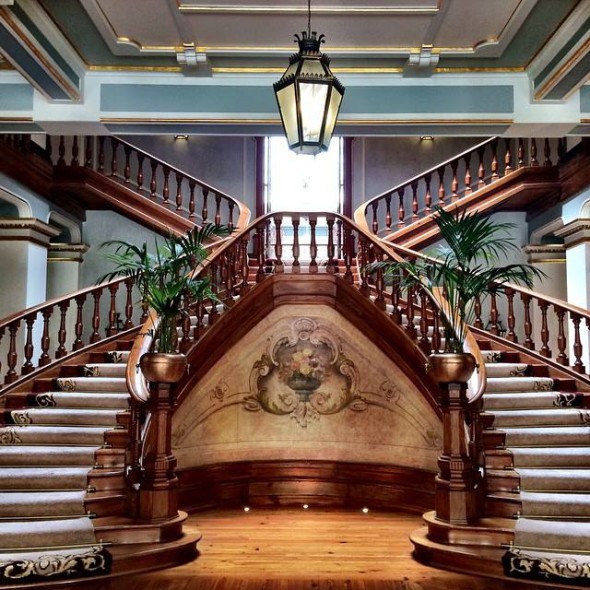 Escadarias do Vidago Palace: mais de um século de fidalguia em ascensão. (Foto Pedro Mello e Souza)
