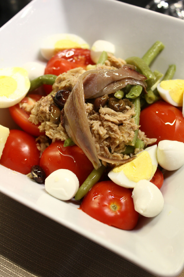 T - Pratos - Salada - Seafood - Salade niçoise, insalata mediterranea - Atum, anchova, tomate, ovos 01 (Foto Pedro Mello e Souza)