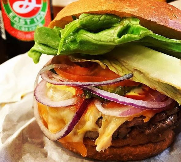 Carne generosa e queijo sedoso, guarnições crocantes, mas sem a zorra do Burger Joint original (Foto Pedro Mello e Souza)