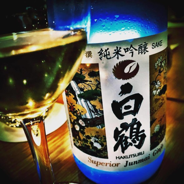 O saquê como convém aos japoneses modernos, em copo de vinho (Foto Pedro Mello e Souza)