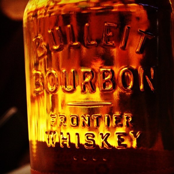 Bourbon original da Bulleit: cor tão indefinível quanrto inconfundível. (Foto Pedro Mello e Souza)