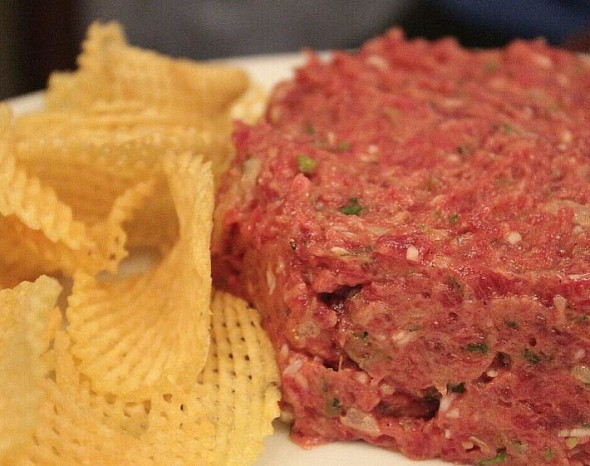 T - Pratos - BRA - RJ - Trattoria del Campo - Steak Tartare do Chiquinho 02 Raw Beef Entrada (Foto Pedro Mello e Souza)